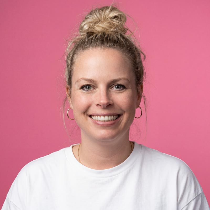 Elisabeth Rittgardt Portrait auf Pink