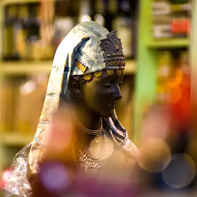 Statue aus aller Welt am Stand